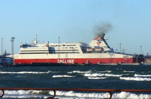 Сильный шторм не подпускает паром Tallink к Стокгольму