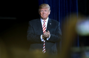 Около Белого дома задержали мужчину за попытку подарить Трампу виски