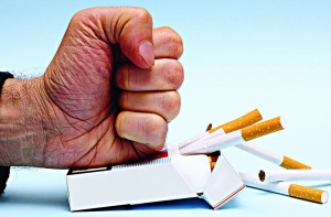 Курильщик о налогах на табак: мы можем стряхивать пепел в ладошку министров