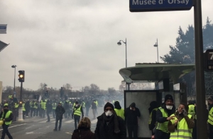 «Желтые жилеты» подожгли плавучий ресторан в Париже