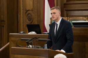 Домбрава: ввоз мигрантов - это попытка заменить латышей другими народами