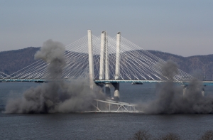 В Нью-Йорке взорвали мост через Гудзон