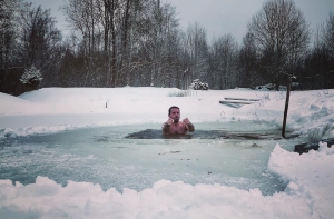 «Смелый и прекрасный»: Интарс Бусулис ныряет в ледяную прорубь