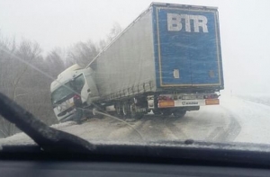 Дорожный апокалипсис: автобус, фуры, легковушки слетели в кювет