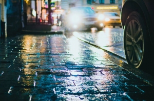 Старая Рига: мужчина упал на скользком тротуаре, возбуждено дело