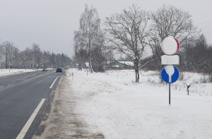Возмущенные водители: дорожные знаки в снегу, а штрафы приходят!