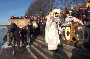 В Риге прошло освящение Даугавы - без Крещенских купаний