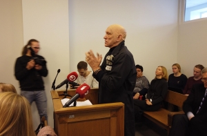 Миллионер Круминьш явился на заседание суда в костюме заключенного