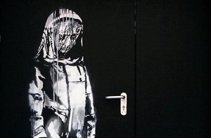 В Париже похитили граффити Бэнкси