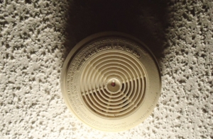 Рижская дума хочет установить детекторы дыма в заброшенных домах