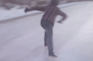 Бесплатный каток! Житель Курземе показал дороги в глубинке