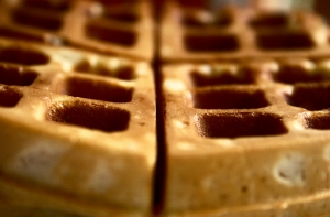 Северокорейских школьников накормили вафлями в день рождения Ким Чен Ына