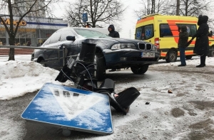 Плявниеки: женщина на BMW сбила пешехода и врезалась в светофор
