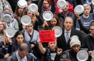 Опрос: 6 из 10 американцев винят в шатдауне Трампа