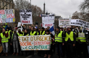 В Париже начался марш «желтых жилетов»