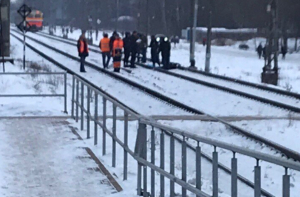 Очевидцы: погибший под поездом подросток, возможно, был в наушниках