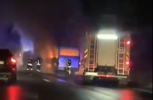 Слушатели Baltkom: на дороге Риге-Елгава сгорел пассажирский автобус