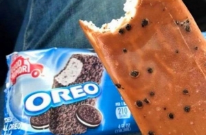 “У пса замерзли лапки, он плакал”. Прохожие помогли привязанной на улице собаке