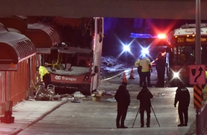 В Канаде автобус врезался в остановку, три человека погибли