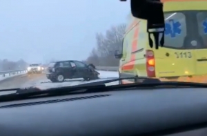 Искореженные легковушки и фуры в кюветах: по Латвии осложнено движение