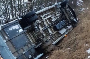 Осторожно, скользко! Под Лиепаей перевернулся пассажирский автобус