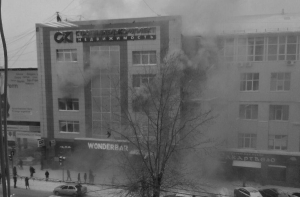 В России загорелся бизнес-центр, люди выпрыгивали из окон