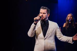 Мужчина сделал предложение возлюбленной на концерте Бусулиса