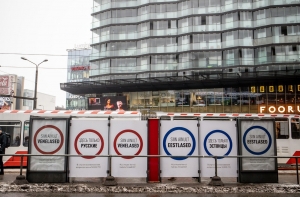 Апартеид нашего времени? В Таллине вывесили сомнительную «рекламу»