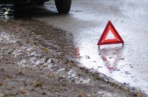 У Рижской ГЭС столкнулись бензовоз и военный грузовик: движение блокировано