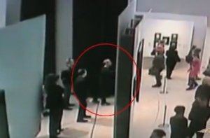 Опубликовано видео похищения картины Куинджи из Третьяковки