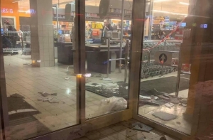 В магазине Maxima частично обрушился потолок