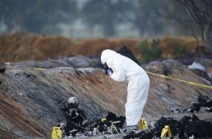 Число жертв на трубопроводе в Мексике достигло 100 человек