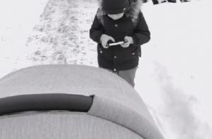 «Маленькие зомби!» Дети уткнулись в телефоны и не видят смертельных рисков