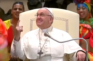 Папа Римский поучаствовал в цирковом трюке