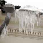 Пешеходы, будьте осторожны! С крыш домов падают глыбы льда