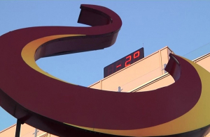 Придется ждать весны: сотрудники т/ц в Валмиере работают в холоде