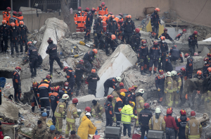 Число жертв обрушения дома в Стамбуле превысило 20 человек