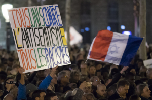 Тысячи французов вышли на демонстрации против антисемитизма