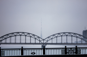 На железнодорожном мосту в Риге погиб мужчина