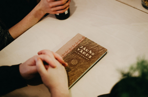 Из-за «русских» учителей и кебабных: Центр госязыка рассказал о нарушениях