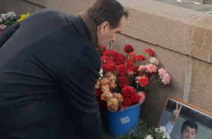 Четыре года без Немцова: посол Латвии почтил память российского оппозиционера