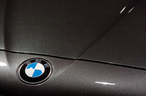 Месть за испорченный брак: пьяный муж исцарапал BMW жены