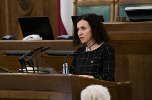 Министр: не стоит строить спортивные объекты, нужно повысить зарплаты учителям