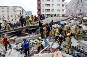 В Стамбуле рухнул жилой дом, под завалами люди