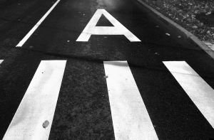 В Пурвциемсе на пешеходном переходе сбит подросток: нужна помощь очевидцев