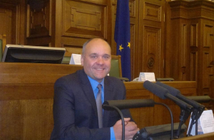 Депутат может лишиться должности из-за незнания латышского