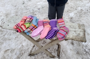 Давайте поможем! Мальчик из многодетной семьи на обочине продает носки