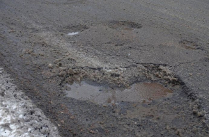 Госконтролер въехала в яму и пробила колесо по дороге на Латвийское телевидение