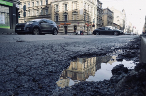 Всем по 30: ограничение скорости в Риге из-за ям продолжится