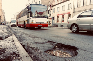 Министр упрекнул Ригу за неиспользованные 19 млн на дороги; дума не согласна